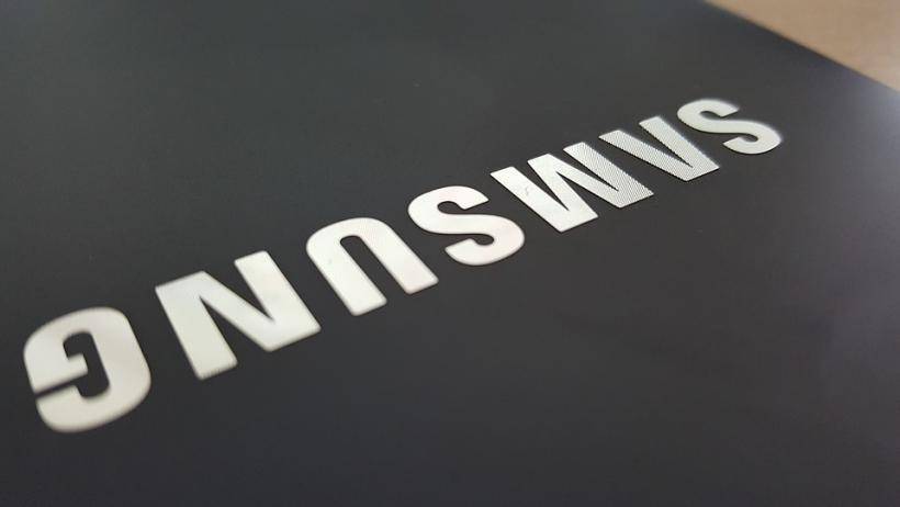 Samsung выпустил монитор CRG5 на 27 дюймов для компьютерных игр