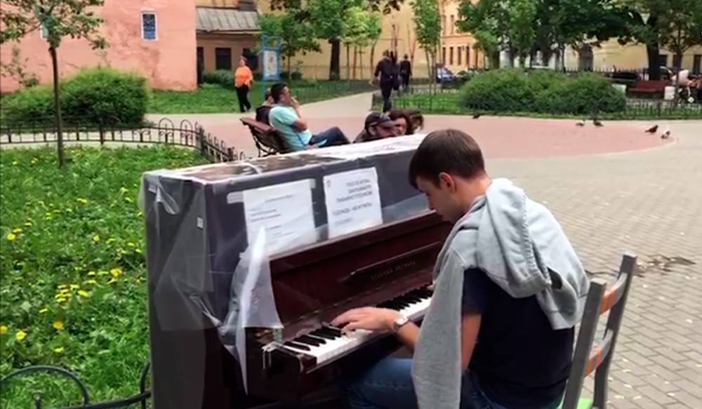 Уличное пианино на Петроградке очистили от цемента и снабдили видеокамерой