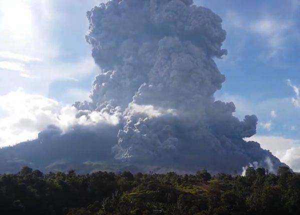 На Суматре извергается вулкан Синабунг - 9tv.co.il - Индонезия