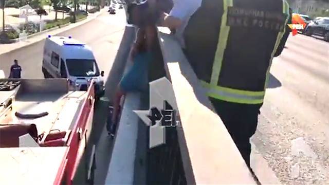 Видео: спасатели на лету поймали пытавшуюся прыгнуть с моста москвичку