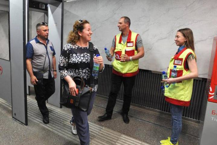 Сотрудники метро раздают пассажирам воду на станциях из-за аномальной жары