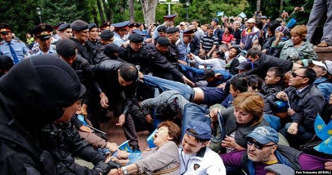 В Казахстане за два дня протестов задержаны 700 человек, около 200 вывезены из столицы