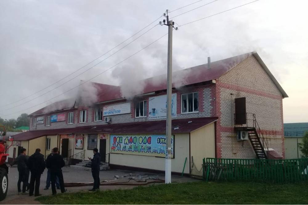 В Башкирии в торговом комплексе произошел пожар