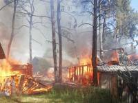 Крупный пожар в Тверской области уничтожил гаражи, сараи и автомобили