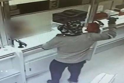 Преступник вооружился авокадо и ограбил два банка