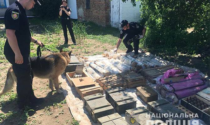 Во дворе у жителя Ровенской области нашли крупнейший на Украине схрон с оружием | Политнавигатор