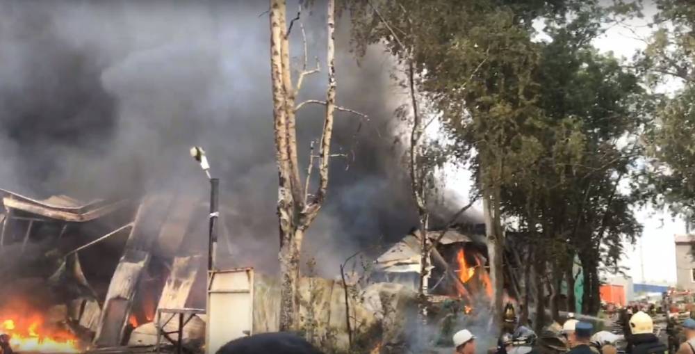 Сильный пожар охватил территорию завода в Металлострое