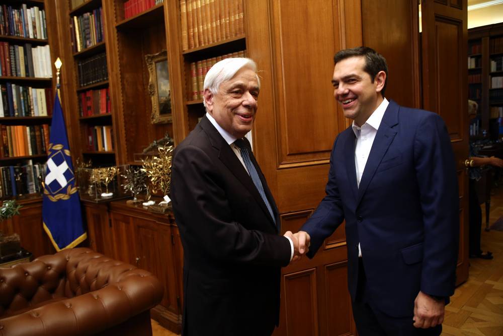 Президент Греции распустил парламент и назначил дату выборов