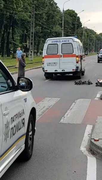 Под Киевом водитель «Жигулей» протаранил отбойник. Пассажиры погибли