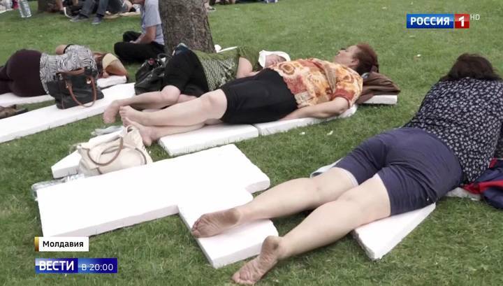 Полулежачий протест. Сторонники партии демократов в Молдове страдают от жары