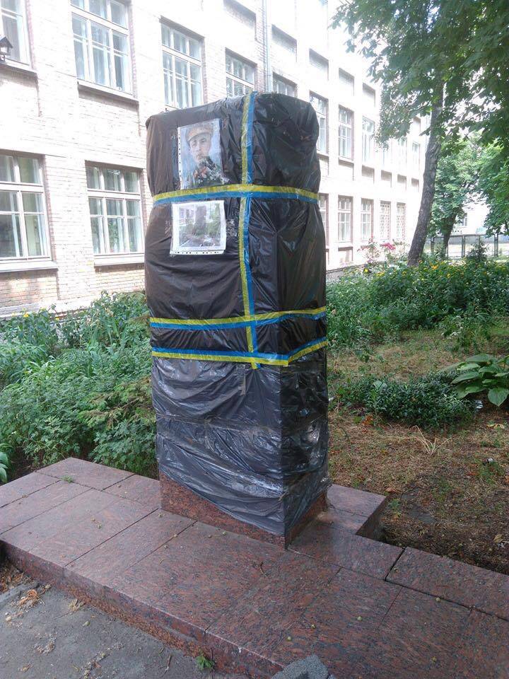 «Штраф, чтобы глаза на лоб полезли»: в Киеве не могут отмыть от краски памятник генералу Карбышеву