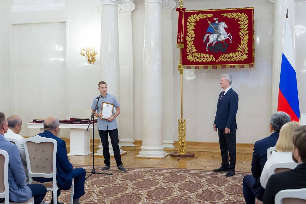 Собянин вручил москвичам городские и государственные награды