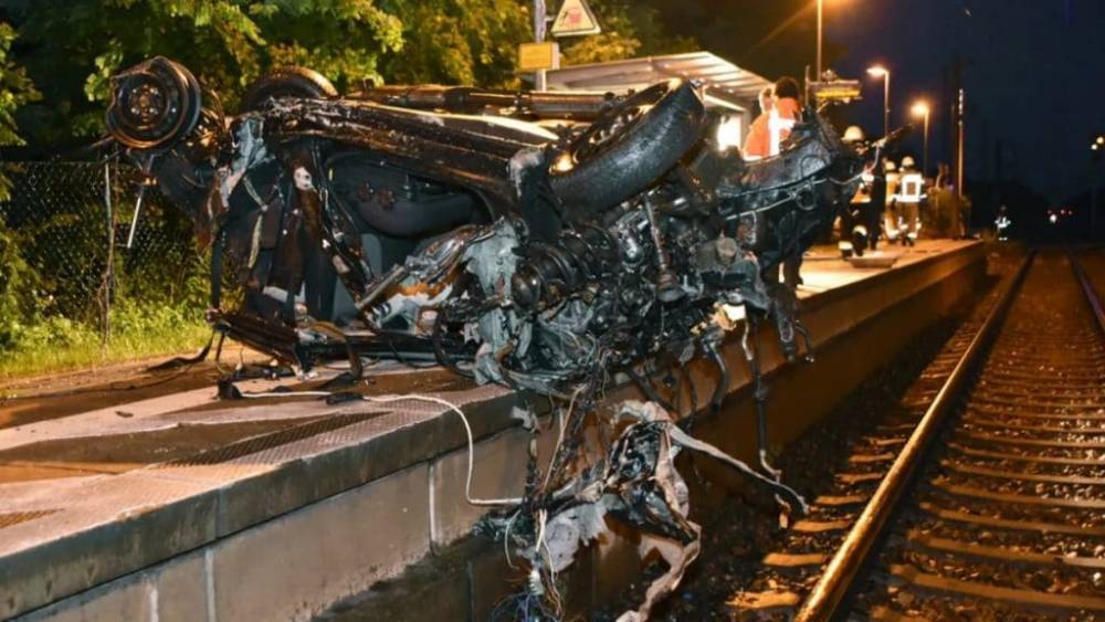 Бранденбург: поезд около 150 метров протащил авто, в котором находилась женщина