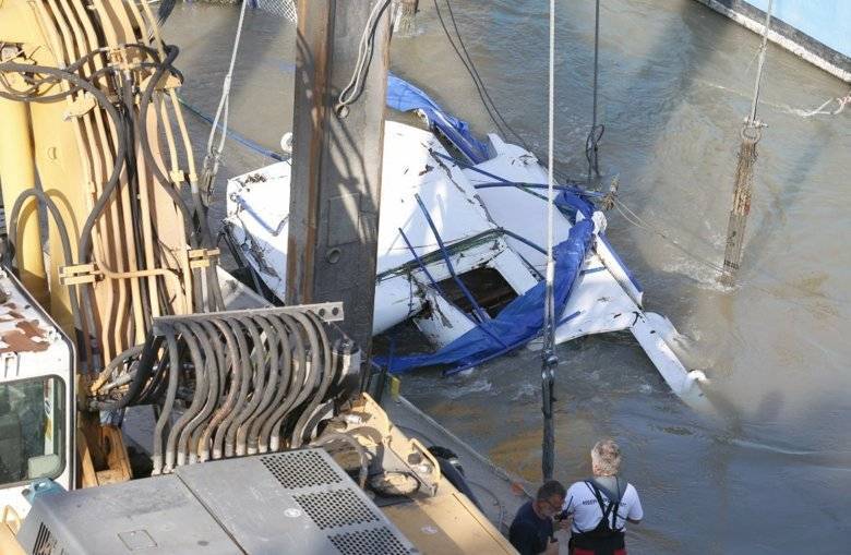 В Будапеште со дна Дуная поднято затонувшее туристическое судно