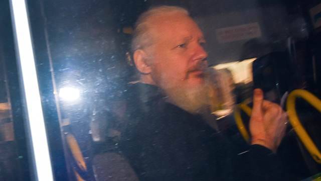 Отец Ассанжа навестил основателя WikiLeaks в тюрьме