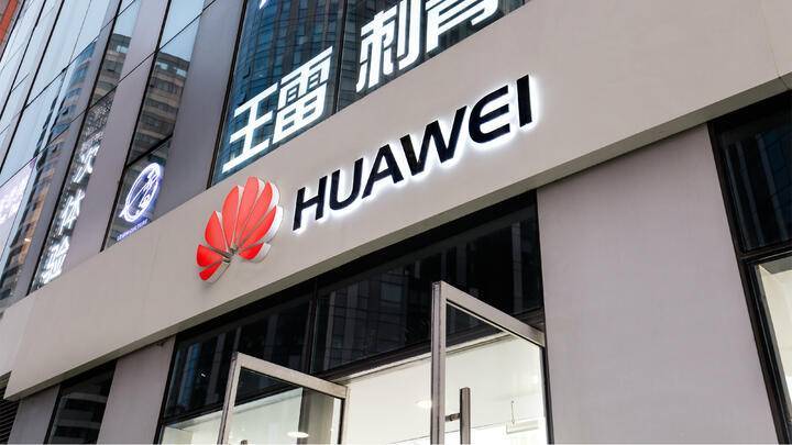 Huawei может установить на свои устройства российскую операционную систему