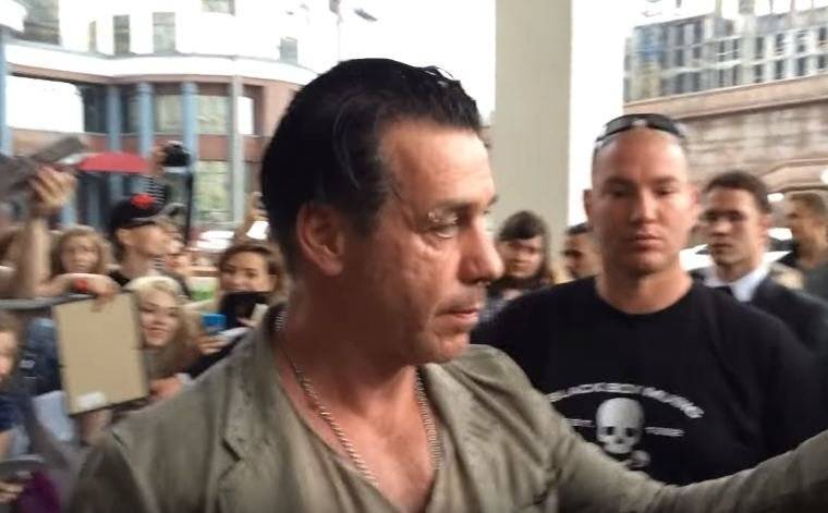 Фронтмен группы Rammstein повредил челюсть фанату своего творчества