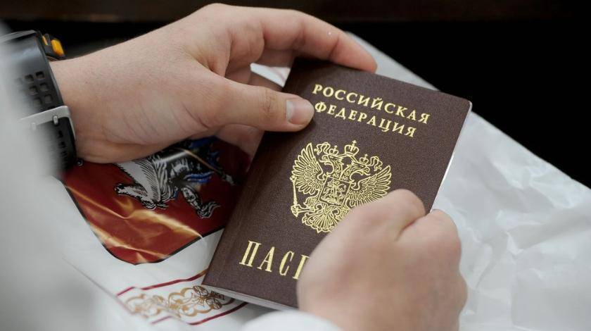 Более 2/3 населения России поддерживает выдачу паспортов жителям Донбасса