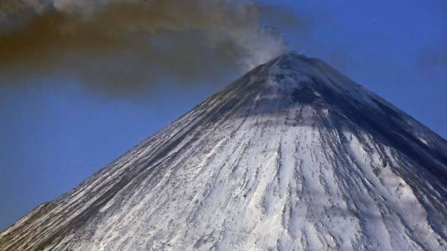 Опасно для авиации: на Камчатке вулкан выбросил столб пепла на высоту 5 км - ren.tv - район Усть-Камчатский