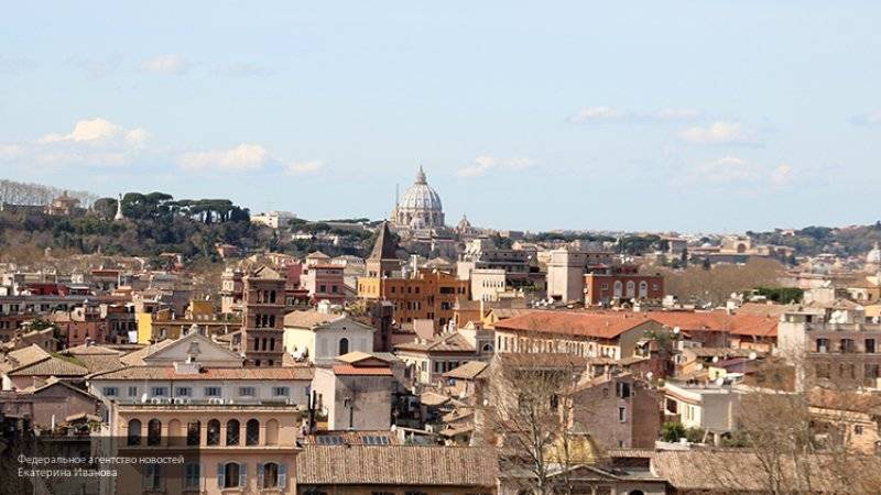 Власти Рима запретили гулять топлес и есть рядом с достопримечательностями