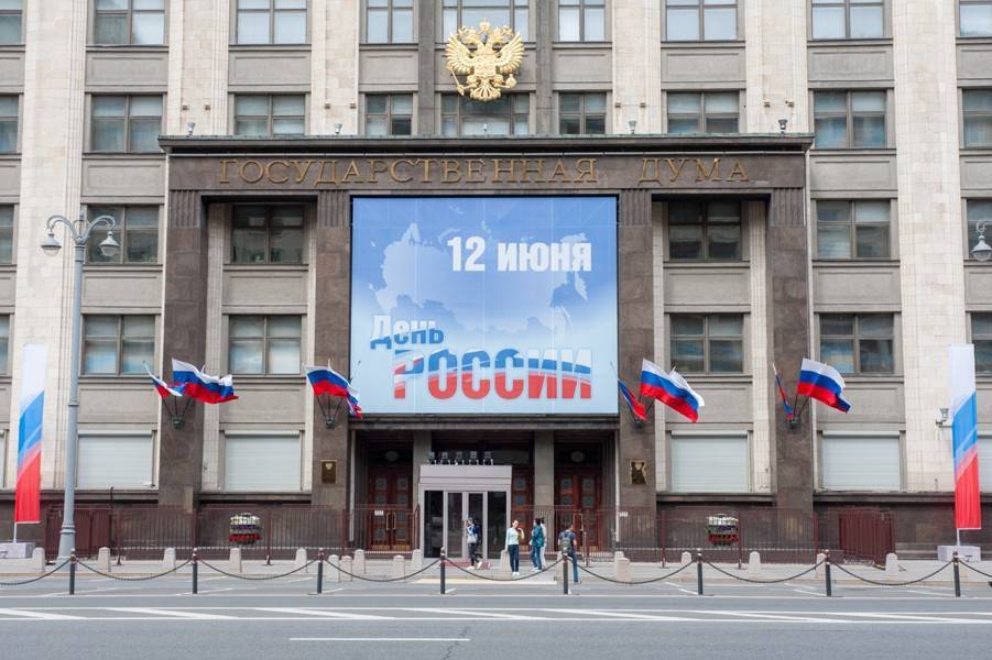 Москву ко Дню России украсили 650 плакатов
