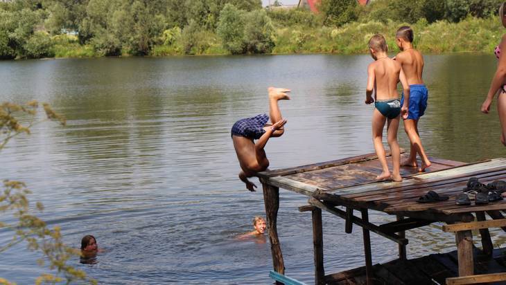 В Брянской области 16-летний юноша при купании сломал позвоночник