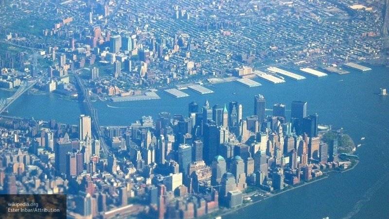 Пилот упавшего в Нью-Йорке на крышу небоскреба вертолета не имел права им управлять