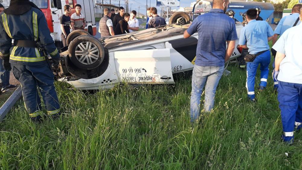 Таксист уснул за рулем и спровоцировал ДТП в Петербурге