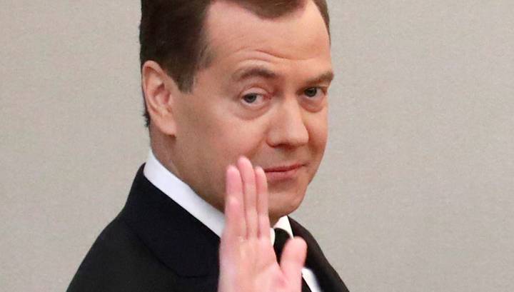 Премьер Медведев поздравил граждан с Днем России