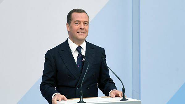 Медведев поздравил жителей страны с Днем России