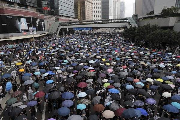 Гонконг вновь забурлил: протестующие заблокировали администрацию ОАРС