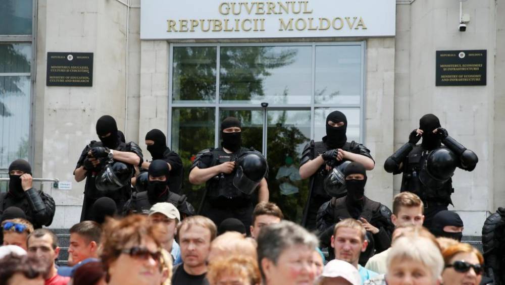 Поддержавших новое правительство Молдавии полицейских отстранили от работы