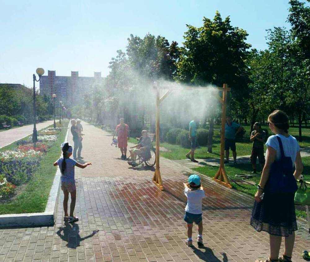 В парках и скверах Киева установили арки с водой