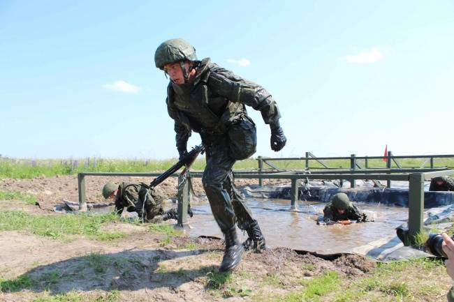 В России на военных учениях утопили БТР с солдатом внутри