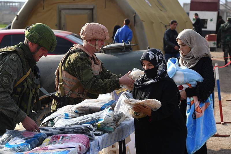 Российские военные доставили гуманитарную помощь в сирийскую провинцию Хомс