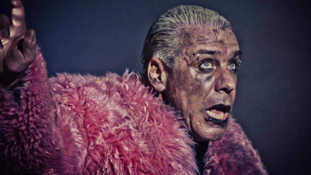 Вокалист Rammstein сломал фанату челюсть