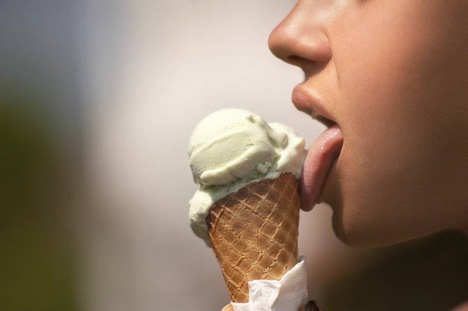 В Депздраве объяснили опасность поедания ледяного мороженого в жару