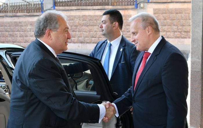 Президент Армении с супругой зашел в гости к российскому послу - фото