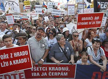 Тысячи чехов потребовали отставки премьера и министра юстиции