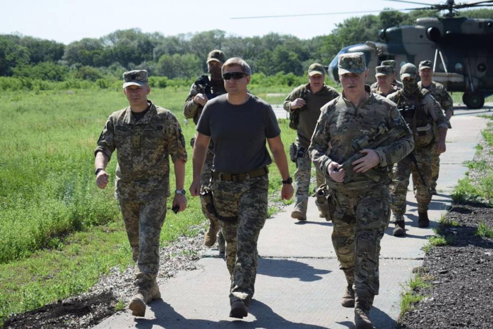 Глава СНБО с делегацией посетил позиции ВСУ на Донбассе