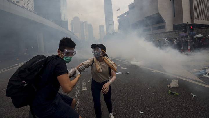 Против гонконгских демонстрантов применили перцовый газ