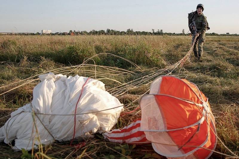 Женщины на высоте: В Краснодаре летчицы-курсантки впервые прыгнули с парашютом
