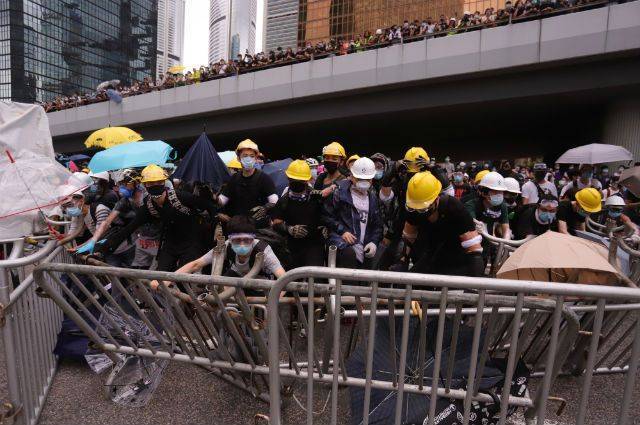 Полиция Гонконга применила газ в столкновениях с демонстрантами – СМИ