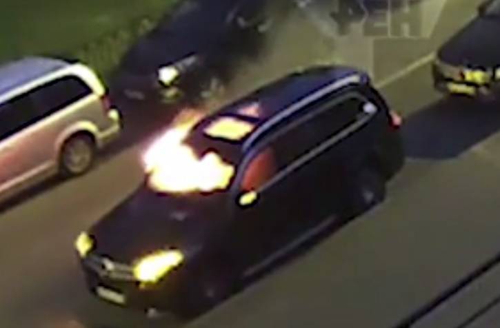 Камера сняла, как пироман спалил Mercedes гендиректора фирмы в Петербурге