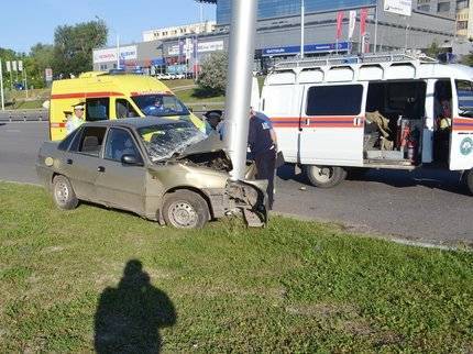 В Уфе спасатели деблокировали зажатого в автомобиле молодого водителя