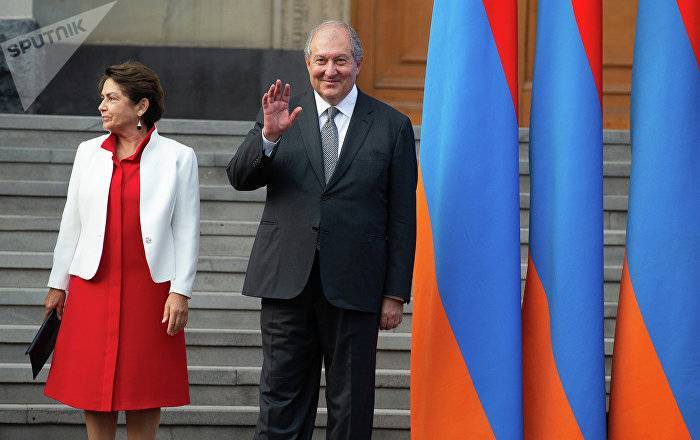 Армен Саркисян поздравил Владимира Путина с Днем России