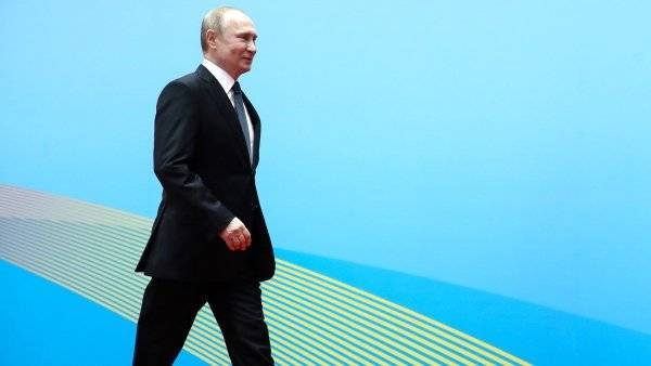 Путин поздравил граждан РФ с Днем России