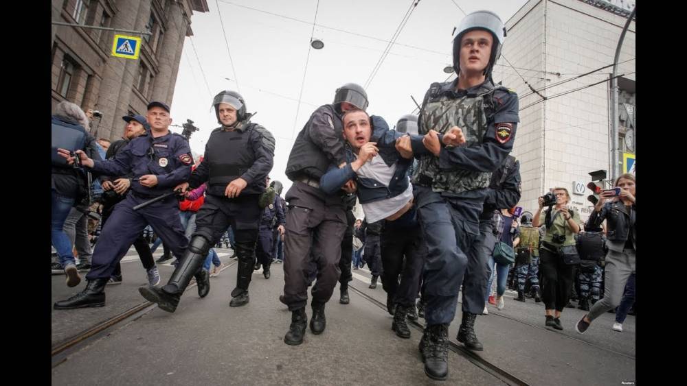 Бунты в центре Москвы: людей запихивают в автозаки, пустили в ход дубинки