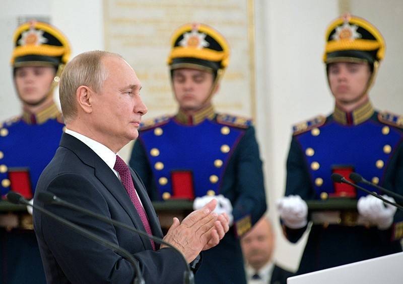 Путин в Кремле вручил госнаграды и поздравил россиян с праздником