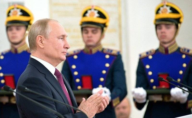 Путин вручает госнаграды в Кремле за культурные и научные достижения